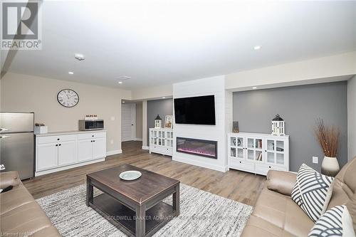 76 Bergenstein Crescent, Pelham (662 - Fonthill), ON - Indoor Photo Showing Living Room