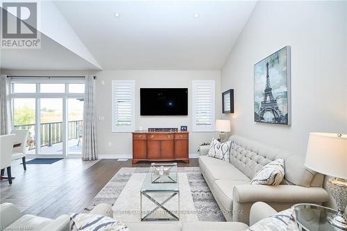 76 Bergenstein Crescent, Pelham (662 - Fonthill), ON - Indoor Photo Showing Living Room