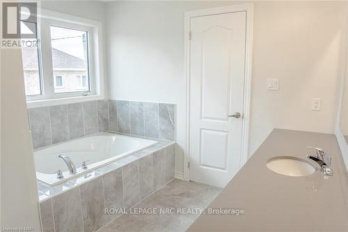 15 Huntsworth Avenue, Thorold (557 - Thorold Downtown), ON - Indoor Photo Showing Bathroom