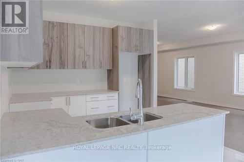 15 Huntsworth Avenue, Thorold (557 - Thorold Downtown), ON - Indoor Photo Showing Kitchen With Double Sink