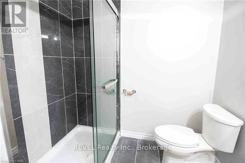 35 Summers Drive, Thorold (558 - Confederation Heights), ON - Indoor Photo Showing Bathroom