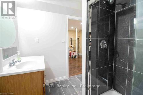 35 Summers Drive, Thorold (558 - Confederation Heights), ON - Indoor Photo Showing Bathroom