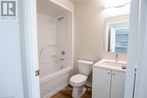 Lp20 - 50 Herrick Avenue, St. Catharines (456 - Oakdale), ON - Indoor Photo Showing Bathroom