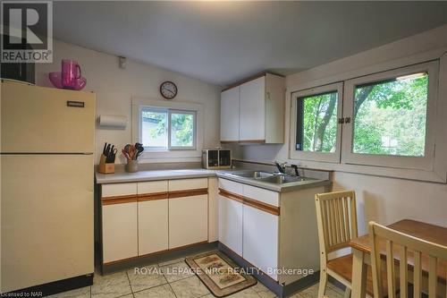 4041 Crystal Beach Hill Lane, Fort Erie (337 - Crystal Beach), ON - Indoor Photo Showing Kitchen With Double Sink