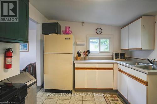 4041 Crystal Beach Hill Lane, Fort Erie (337 - Crystal Beach), ON - Indoor Photo Showing Kitchen With Double Sink