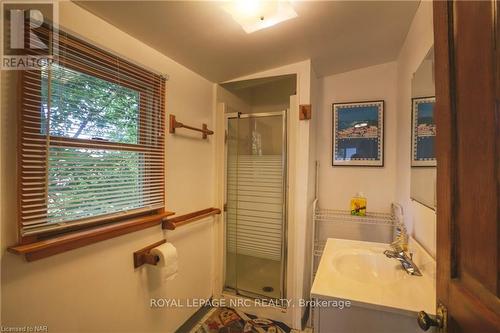 4041 Crystal Beach Hill Lane, Fort Erie (337 - Crystal Beach), ON - Indoor Photo Showing Bathroom