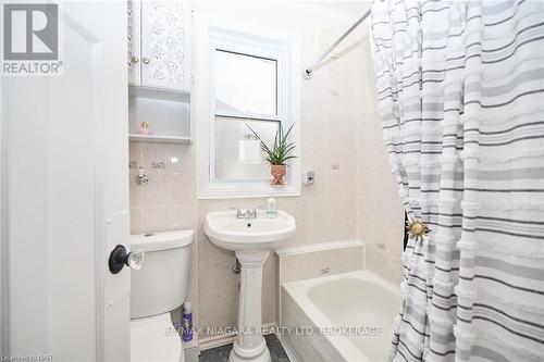 4660 Sixth Avenue, Niagara Falls (211 - Cherrywood), ON - Indoor Photo Showing Bathroom