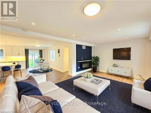 155 Samuelson Street, Cambridge, ON - Indoor Photo Showing Living Room