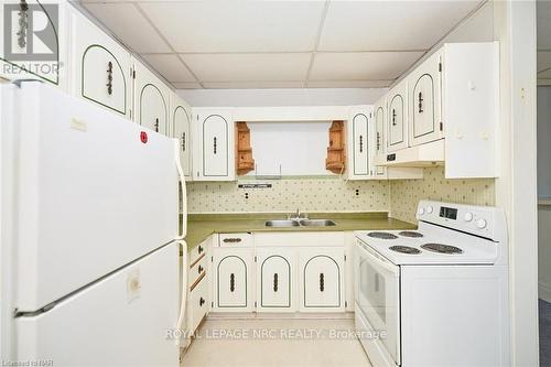 16-16.5 Lakeside Drive, St. Catharines (436 - Port Weller), ON - Indoor Photo Showing Kitchen With Double Sink