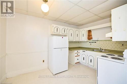 16-16.5 Lakeside Drive, St. Catharines (436 - Port Weller), ON - Indoor Photo Showing Kitchen With Double Sink