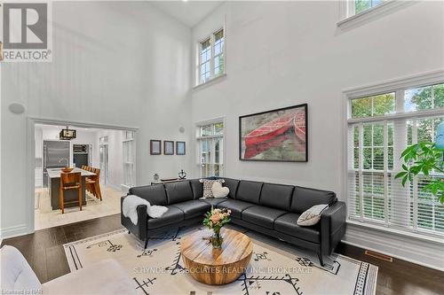 16 Red Haven Drive, Niagara-On-The-Lake (105 - St. Davids), ON - Indoor Photo Showing Living Room