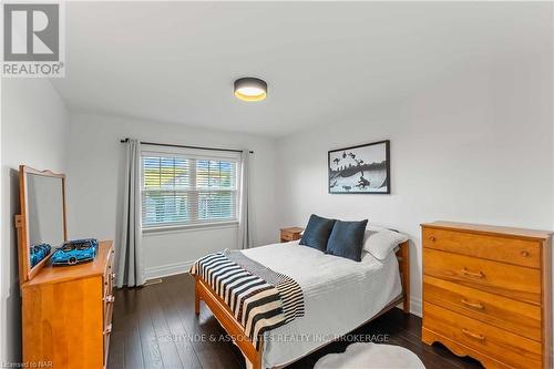 16 Red Haven Drive, Niagara-On-The-Lake (105 - St. Davids), ON - Indoor Photo Showing Bedroom