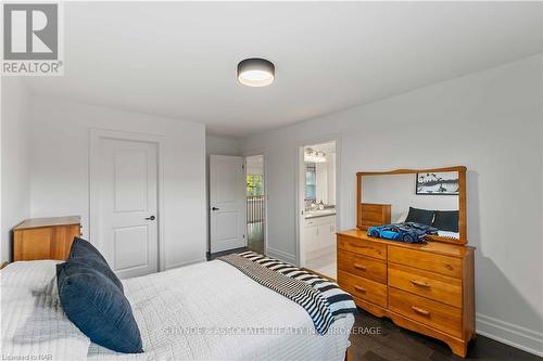 16 Red Haven Drive, Niagara-On-The-Lake (105 - St. Davids), ON - Indoor Photo Showing Bedroom