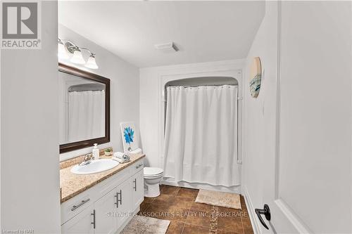 16 Red Haven Drive, Niagara-On-The-Lake (105 - St. Davids), ON - Indoor Photo Showing Bathroom