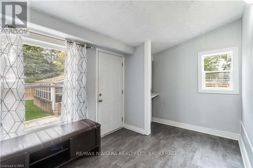 4586 Fifth Avenue, Niagara Falls (211 - Cherrywood), ON - Indoor Photo Showing Other Room