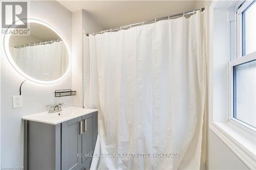 4586 Fifth Avenue, Niagara Falls (211 - Cherrywood), ON - Indoor Photo Showing Bathroom