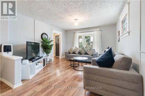 4586 Fifth Avenue, Niagara Falls (211 - Cherrywood), ON - Indoor Photo Showing Living Room