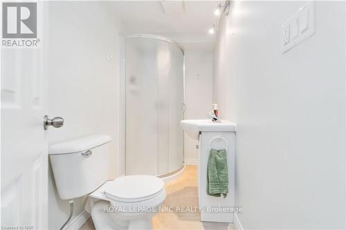 15 Mackie Street, St. Catharines (438 - Port Dalhousie), ON - Indoor Photo Showing Bathroom