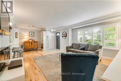 15 Mackie Street, St. Catharines (438 - Port Dalhousie), ON - Indoor Photo Showing Living Room