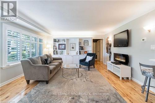 15 Mackie Street, St. Catharines (438 - Port Dalhousie), ON - Indoor Photo Showing Living Room With Fireplace