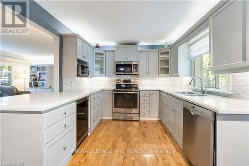 15 Mackie Street, St. Catharines (438 - Port Dalhousie), ON - Indoor Photo Showing Kitchen With Stainless Steel Kitchen With Double Sink With Upgraded Kitchen