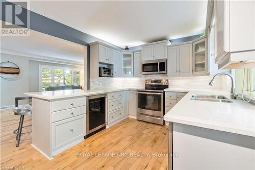 15 Mackie Street, St. Catharines (438 - Port Dalhousie), ON - Indoor Photo Showing Kitchen With Stainless Steel Kitchen With Double Sink With Upgraded Kitchen