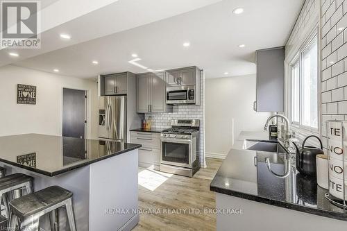 303 Riverside Drive, Welland (772 - Broadway), ON - Indoor Photo Showing Kitchen With Upgraded Kitchen