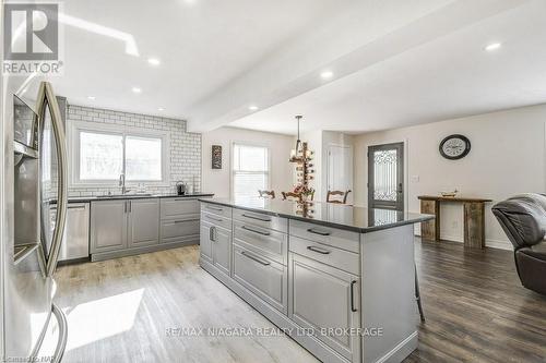 303 Riverside Drive, Welland (772 - Broadway), ON - Indoor Photo Showing Kitchen With Upgraded Kitchen