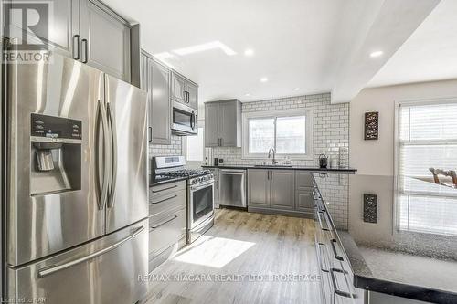 303 Riverside Drive, Welland (772 - Broadway), ON - Indoor Photo Showing Kitchen With Upgraded Kitchen