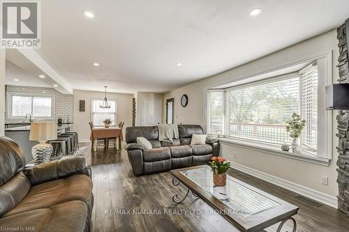 303 Riverside Drive, Welland (772 - Broadway), ON - Indoor Photo Showing Living Room