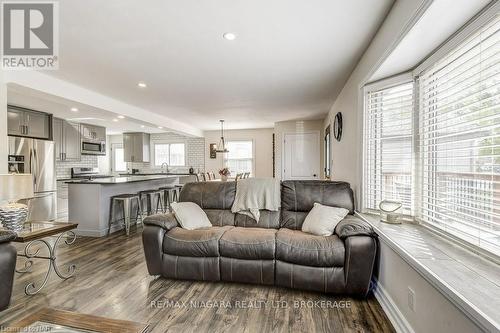 303 Riverside Drive, Welland (772 - Broadway), ON - Indoor Photo Showing Living Room