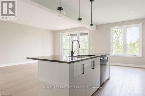 3953 Mitchell Crescent, Fort Erie (327 - Black Creek), ON - Indoor Photo Showing Kitchen