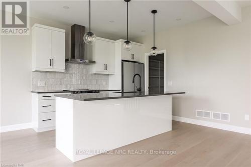 3953 Mitchell Crescent, Fort Erie (327 - Black Creek), ON - Indoor Photo Showing Kitchen With Upgraded Kitchen