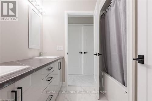 3953 Mitchell Crescent, Fort Erie (327 - Black Creek), ON - Indoor Photo Showing Bathroom