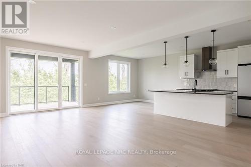 3953 Mitchell Crescent, Fort Erie (327 - Black Creek), ON - Indoor Photo Showing Kitchen With Upgraded Kitchen