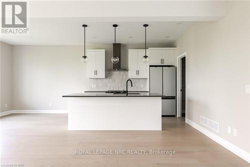 3953 Mitchell Crescent, Fort Erie (327 - Black Creek), ON - Indoor Photo Showing Kitchen With Upgraded Kitchen