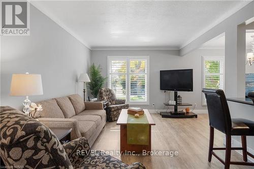 75 Aquadale Drive, St. Catharines (437 - Lakeshore), ON - Indoor Photo Showing Living Room