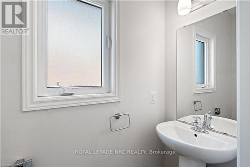 21 Elderberry Road, Thorold (558 - Confederation Heights), ON - Indoor Photo Showing Bathroom