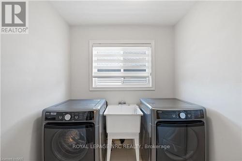 21 Elderberry Road, Thorold (558 - Confederation Heights), ON - Indoor Photo Showing Laundry Room