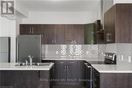 21 Elderberry Road, Thorold (558 - Confederation Heights), ON - Indoor Photo Showing Kitchen With Stainless Steel Kitchen With Double Sink With Upgraded Kitchen