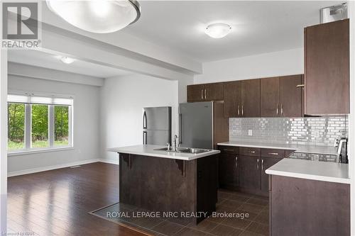 21 Elderberry Road, Thorold (558 - Confederation Heights), ON - Indoor Photo Showing Kitchen