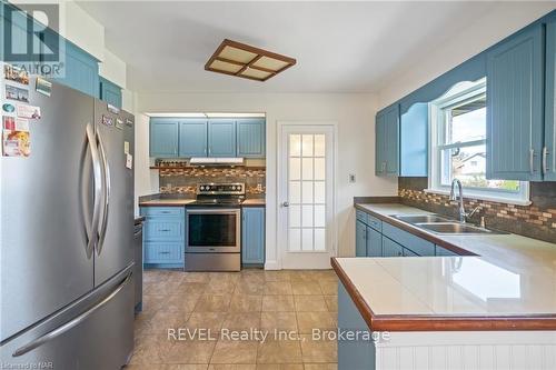 20 Springhead Gardens, Welland (769 - Prince Charles), ON - Indoor Photo Showing Kitchen With Double Sink