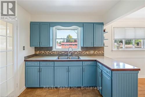 20 Springhead Gardens, Welland (769 - Prince Charles), ON - Indoor Photo Showing Kitchen With Double Sink