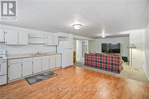 20 Springhead Gardens, Welland (769 - Prince Charles), ON - Indoor Photo Showing Kitchen With Double Sink