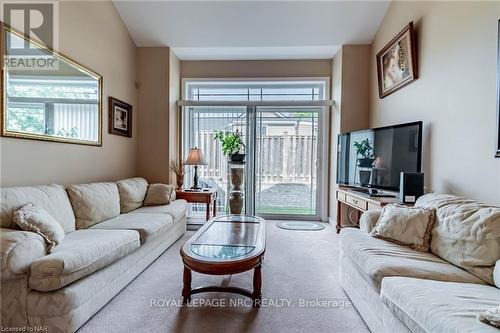 15 - 4300 Kalar Road, Niagara Falls (213 - Ascot), ON - Indoor Photo Showing Living Room