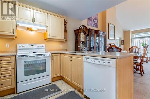 15 - 4300 Kalar Road, Niagara Falls (213 - Ascot), ON - Indoor Photo Showing Kitchen