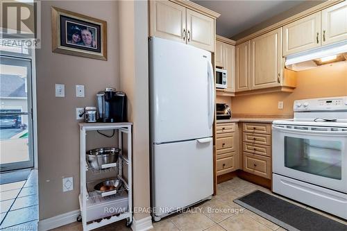 15 - 4300 Kalar Road, Niagara Falls (213 - Ascot), ON - Indoor Photo Showing Kitchen