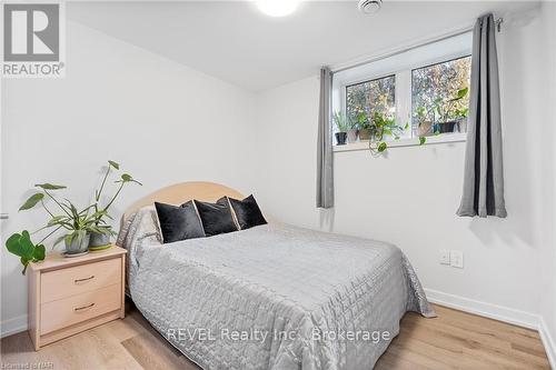 109 - 6591 Montrose Road, Niagara Falls (218 - West Wood), ON - Indoor Photo Showing Bedroom