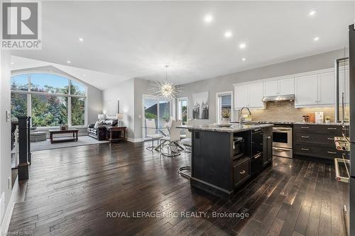 36 Hickory Avenue Avenue, Niagara-On-The-Lake (105 - St. Davids), ON - Indoor Photo Showing Kitchen With Upgraded Kitchen