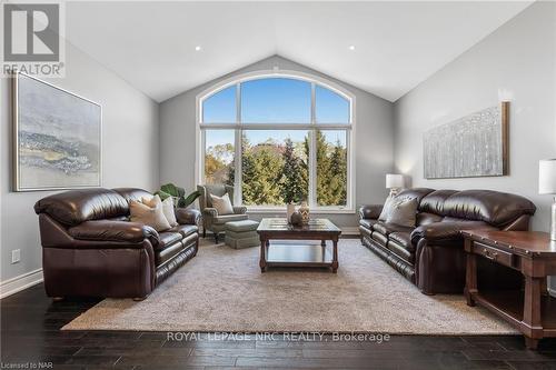 36 Hickory Avenue Avenue, Niagara-On-The-Lake (105 - St. Davids), ON - Indoor Photo Showing Living Room